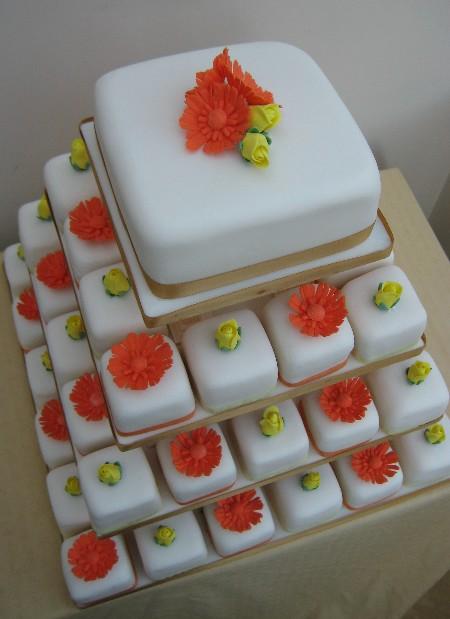 Mini rose and gerbera cakes  Ref SD023