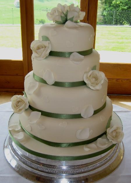 Ivory Rose and Heart Wedding Cake Ref IC067