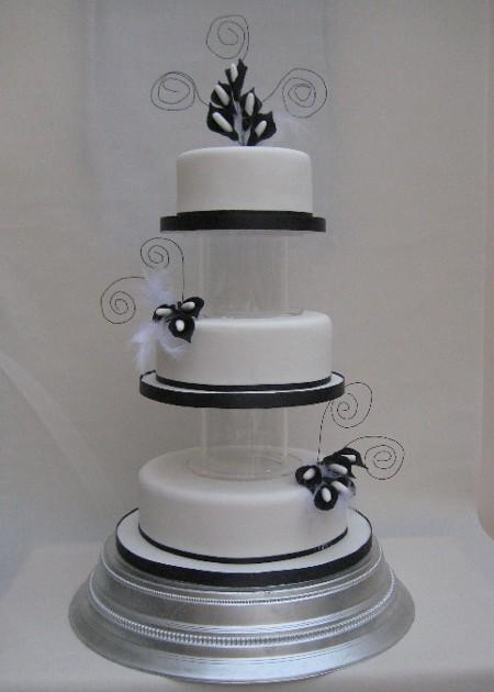 Elegant Black and White Wedding Cake  Ref IC073