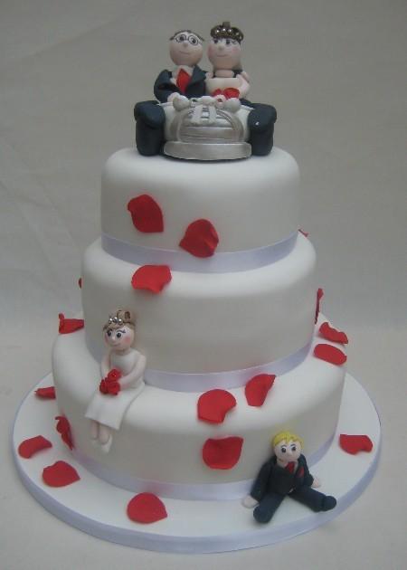 3 tier round cake with red petals REF IC102