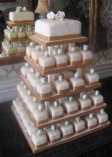 Individual iced cakes with cutting top tier REF SD035