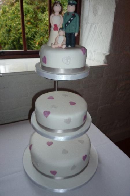 3 tier round cakes with hearts REF IC105