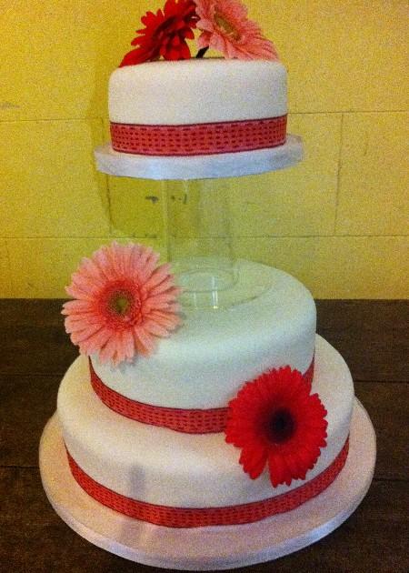 Tiered cake with gerbera Ref IC118