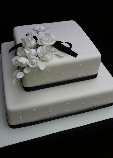 Two tier black and white cake ref IC130