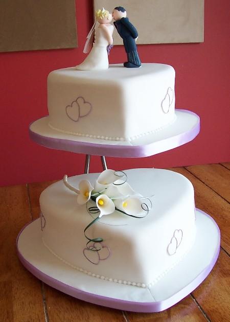 Love Is Weddng Cake  Ref IC016