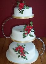 Red Roses and Gold Wedding Cake  Ref IC019