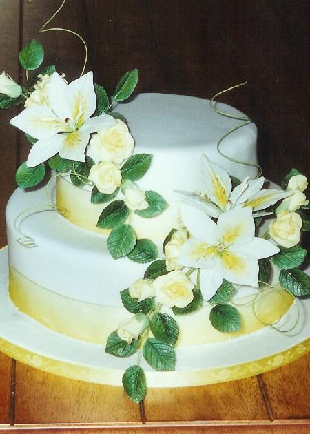 Roses and Lilies Wedding Cake  Ref IC728